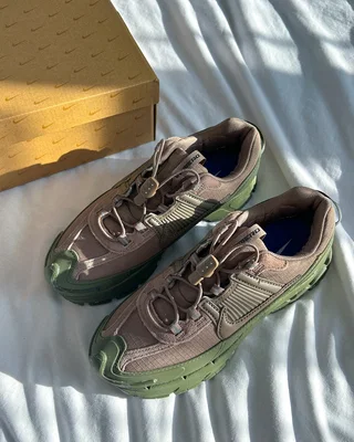 Nike Air Zoom Vomero Roam 'Mink Brown Medium Olive' FV2295-201 — головне фото товару