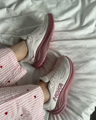 HOKA ONE Clifton 10 'Rose Cream Dried Rose' — головне фото товару