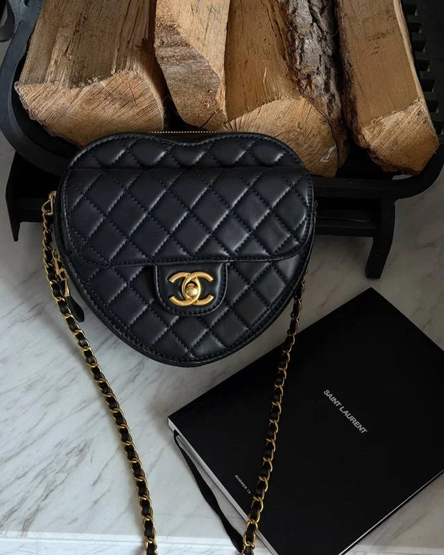 Chanel Heart Chain Clutch Bag Black Магнітна Коробка 19x17x7 — головне фото товару