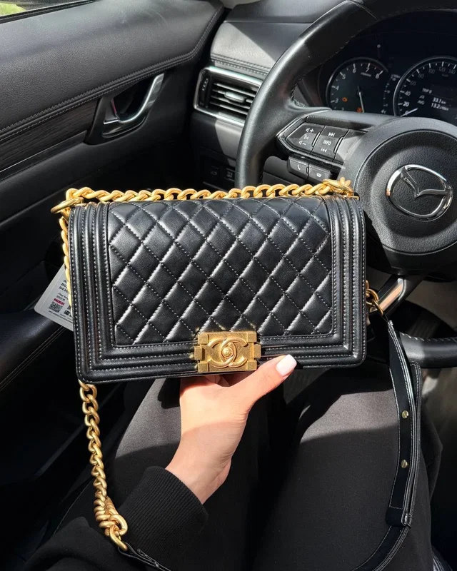 Chanel Medium Boy Black/Gold Caviar RHW Коробка магніт — головне фото товару