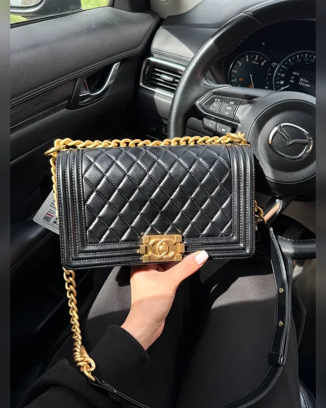 Chanel Medium Boy Black Gold Caviar RHW Коробка магніт — головне фото товару