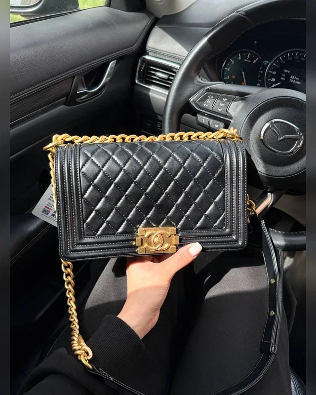 Chanel Medium Boy Black/Gold Caviar RHW Коробка магніт — головне фото товару