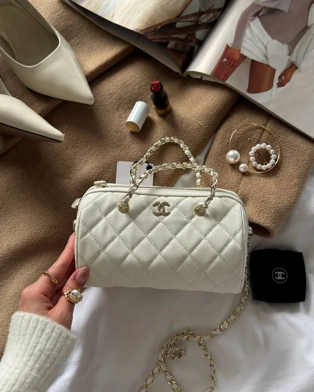 Chanel Mini Classic Bowling Bag Cream 18 x 11 x 10 — головне фото товару
