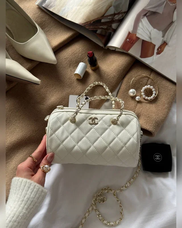 Chanel Mini Classic Bowling Bag Cream 18 x 11 x 10 — головне фото товару