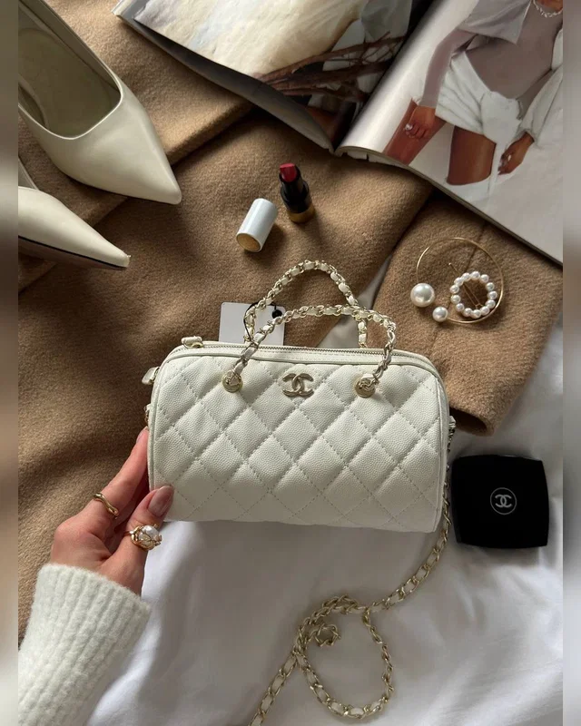Chanel Mini Classic Bowling Bag Cream 18 x 11 x 10 — головне фото товару