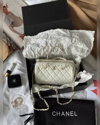 Chanel Mini Classic Bowling Bag Cream 18 x 11 x 10 — головне фото товару