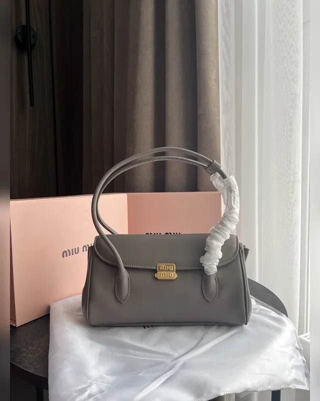 Miu Miu Leather Shoulder bag Grey — головне фото товару