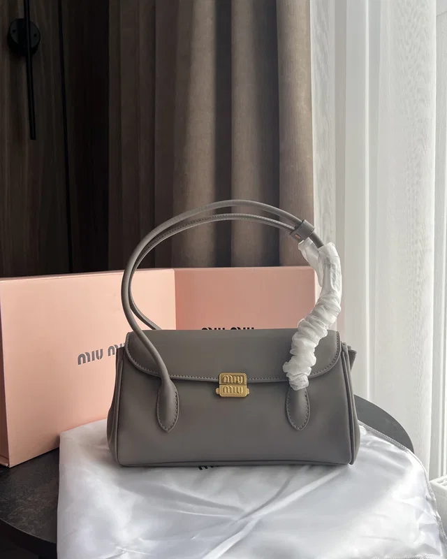Miu Miu Leather Shoulder bag Grey — головне фото товару