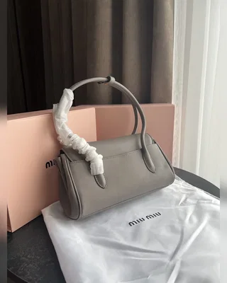 Miu Miu Leather Shoulder bag Grey — головне фото товару