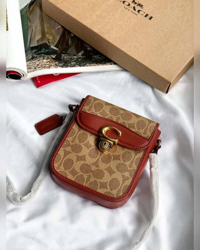 COACH ‎‎‎‎ Coach Tall Studio Crossbody In Signature Canvas [крафтова коробка] 14 x 17 x 4 — головне фото товару