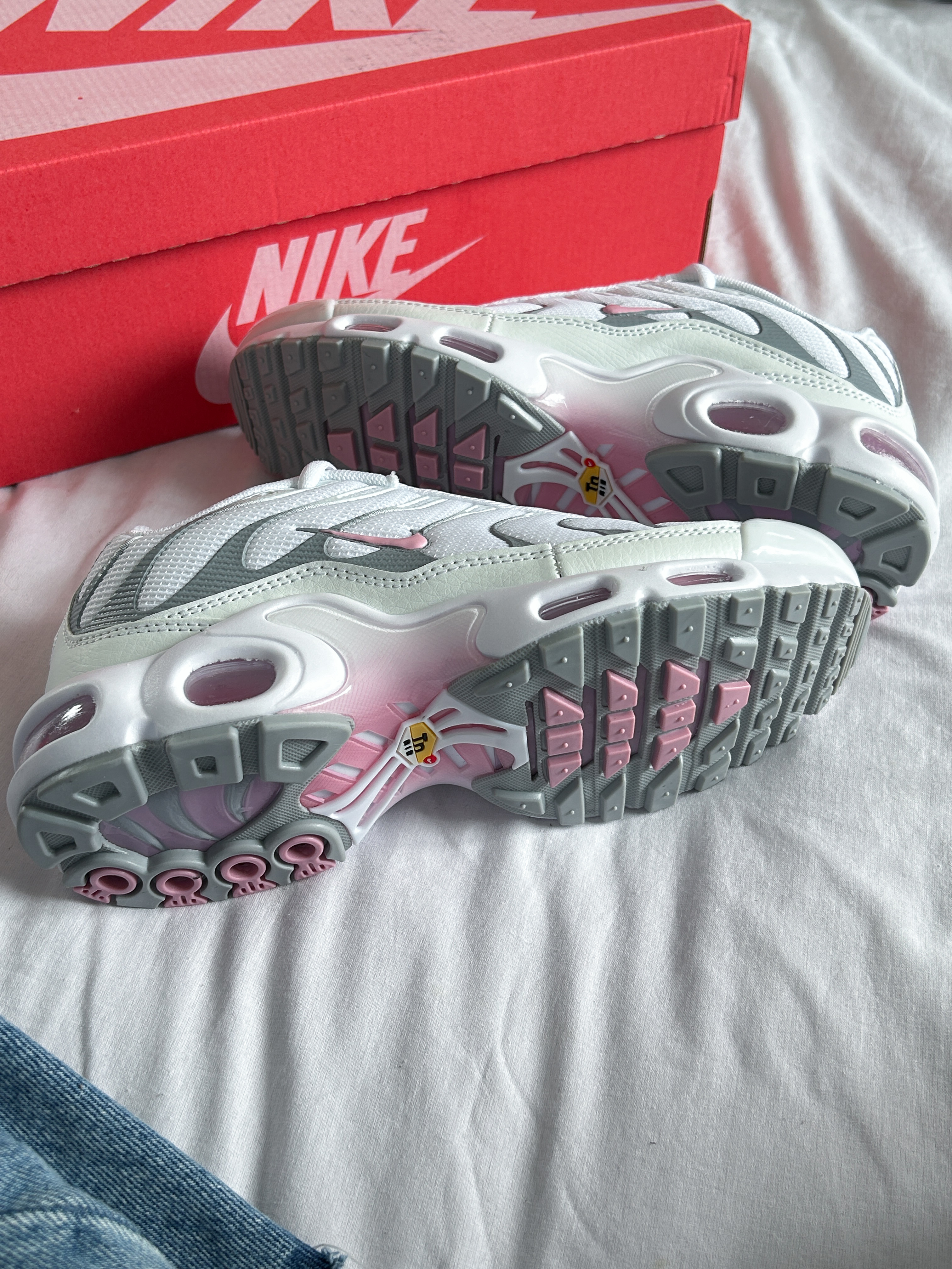 Nike Air Max Plus 'Summit White Pink Rise' HF0107-100 — головне фото товару