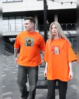 Sane Футболка помаранчева (принт коти полив ) — головне фото товару