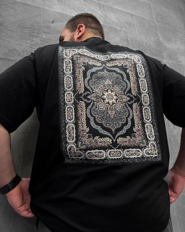 Sane Футболка чорна (carpet3) — головне фото товару