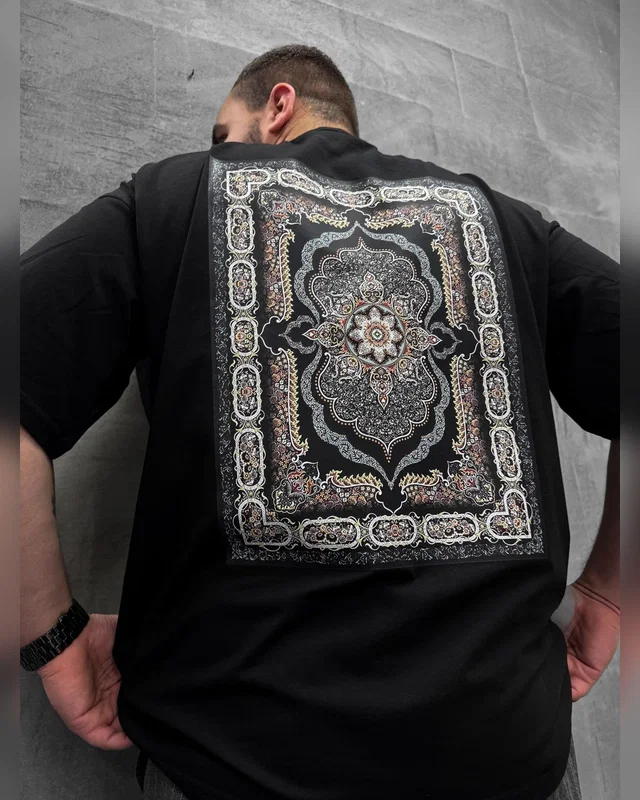 Sane Футболка чорна (carpet3) — головне фото товару