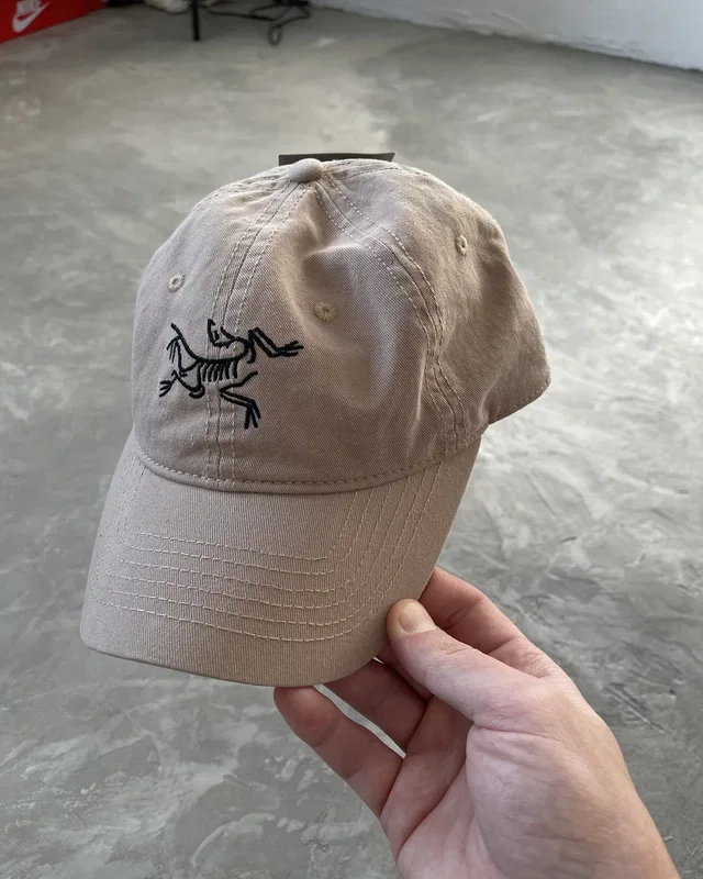 Arc'teryx Кепка beige — головне фото товару