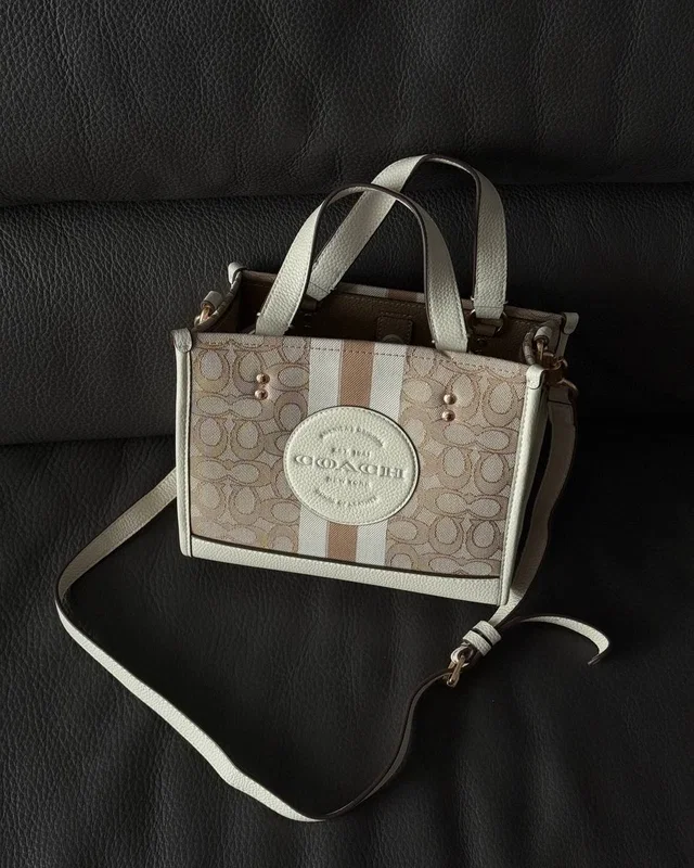 COACH Coach Dempsey Tote in Signature Jacquard Cream/Gold [крафтова коробка] COACH — головне фото товару