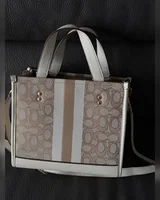 COACH Coach Dempsey Tote in Signature Jacquard with Stripe [крафтова коробка] 20 х 23 х 10 COACH — головне фото товару